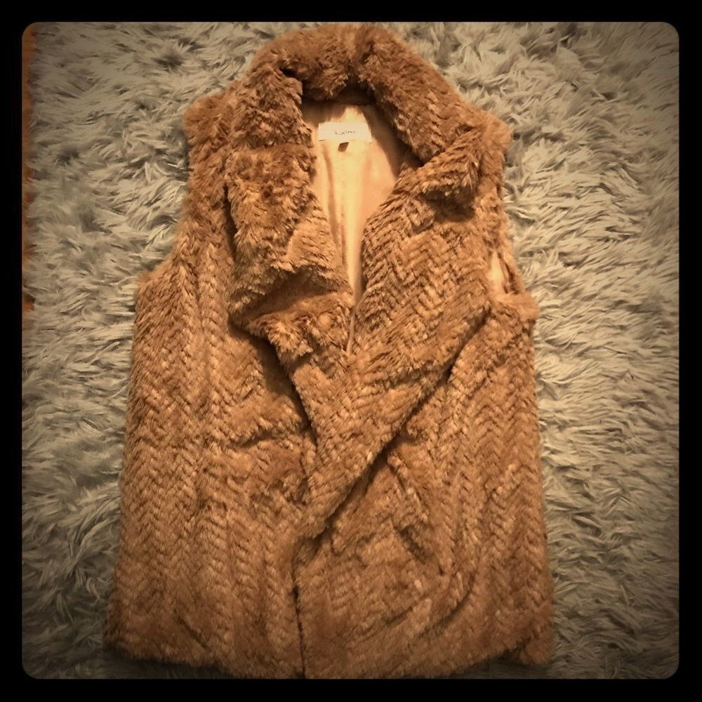 Macy’s Wildflower soft faux fur tan vest small